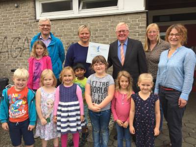 Reinhold Sendker MdB berreicht Plakettezur frhen Sprachfrderung:Gnter Bischofs (Vertreter der Kirchengemeinde) mit Enkelin Paula, Barbara Schoppmann (Leiterin der Kita), Reinhold Sendker, Ulla Steinhorst (Fachkraft Sprachfrderung), Nicole Musfeld-Risse (Fachberaterin) und Kinder der Einrichtung. - Reinhold Sendker MdB überreicht Plakettezur frühen Sprachförderung:Günter Bischofs (Vertreter der Kirchengemeinde) mit Enkelin Paula, Barbara Schoppmann (Leiterin der Kita), Reinhold Sendker, Ulla Steinhorst (Fachkraft Sprachförderung), Nicole Musfeld-Risse (Fachberaterin) und Kinder der Einrichtung.