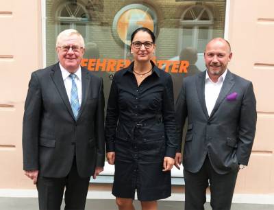 Trafen sich zum Gesprch in Warendorf: (v.l.) Reinhold Sendker, Sandra Fehrenktter und Joachim Fehrenktter. - Trafen sich zum Gespräch in Warendorf: (v.l.) Reinhold Sendker, Sandra Fehrenkötter und Joachim Fehrenkötter.