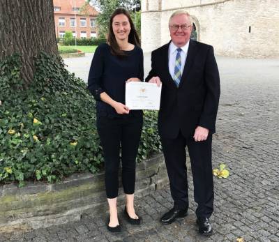 Das Bild zeigt Clara Funke und Reinhold Sendker mit der Auszeichnung des Auszeichnung der Pesidents Education Awards Program - Das Bild zeigt Clara Funke und Reinhold Sendker mit der Auszeichnung des Auszeichnung der Pesident´s Education Awards Program