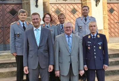 (v.l.) Generalmajor Werner Weisenburger, PStS Dr. Ralf Brauksiepe MdB, Generalarzt Almut Nolte, Oberstarzt Dr. Andreas Lison, Reinhold Sendker MdB, Oberst Olaf Maahs und Oberst Michael Maul - (v.l.) Generalmajor Werner Weisenburger, PStS Dr. Ralf Brauksiepe MdB, Generalarzt Almut Nolte, Oberstarzt Dr. Andreas Lison, Reinhold Sendker MdB, Oberst Olaf Maahs und Oberst Michael Maul