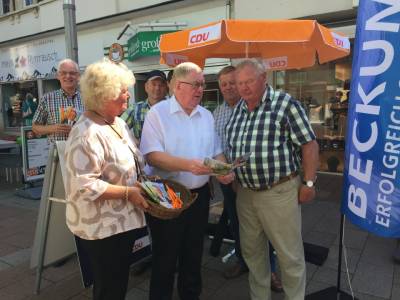 Reinhold Sendker MdB im Gesprch mit Bernhard Kracht. Ebenfalls auf dem Foto: (v.l.) Martin Mtherich, Thersia Gerwing, Josef Schumacher und Reinhard Tentrup. - Reinhold Sendker MdB im Gespräch mit Bernhard Kracht. Ebenfalls auf dem Foto: (v.l.) Martin Mütherich, Thersia Gerwing, Josef Schumacher und Reinhard Tentrup.