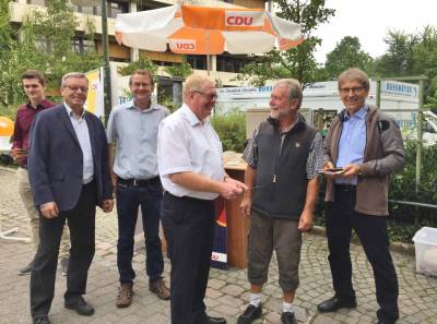 (v.l.) Frederik Bscher, Karl-Heinz Greiwe, Christoph Boge und Reinhold Sendker MdB im Gesprch mit Dr. Heinz Strathmann und Bernd Pohlkamp - (v.l.) Frederik Büscher, Karl-Heinz Greiwe, Christoph Boge und Reinhold Sendker MdB im Gespräch mit Dr. Heinz Strathmann und Bernd Pohlkamp