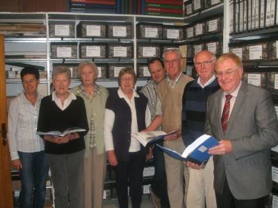 Reinhold Sendker MdB beim Besuch des Dorfarchives in Westkirchen. - Reinhold Sendker MdB beim Besuch des Dorfarchives in Westkirchen.