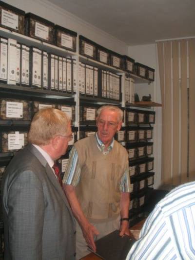 Reinhold Sendker MdB beim Besuch des Dorfarchives in Westkirchen.