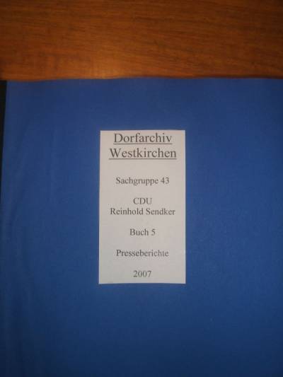 Reinhold Sendker MdB beim Besuch des Dorfarchives in Westkirchen.