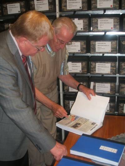 Reinhold Sendker MdB beim Besuch des Dorfarchives in Westkirchen.