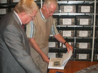 Reinhold Sendker MdB beim Besuch des Dorfarchives in Westkirchen.