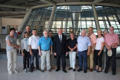 Reinhold Sendker mit den Gsten aus Beckum im Deutschen Bundestag. - Reinhold Sendker mit den Gästen aus Beckum im Deutschen Bundestag.