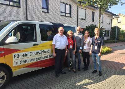 Aktiv im Haustrwahlkampf: (v.l.) Reinhold Sendker MdB, Ursula Kindler, Dr. Peter Tauber, Valentina Westerheide und Adrian Krimpe - Aktiv im Haustürwahlkampf: (v.l.) Reinhold Sendker MdB, Ursula Kindler, Dr. Peter Tauber, Valentina Westerheide und Adrian Krimpe