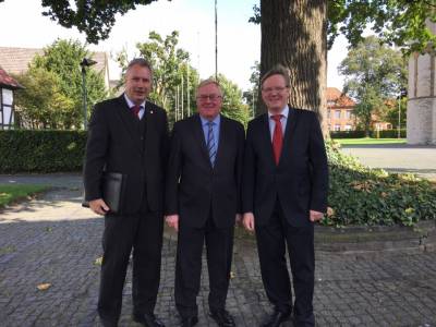 (v.l.) Heinz Leymann (IfKom), Reinhold Sendker (MdB), Reinhard Genderka (IfKom) - (v.l.) Heinz Leymann (IfKom), Reinhold Sendker (MdB), Reinhard Genderka (IfKom)