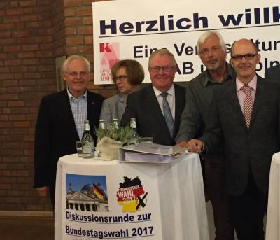 (v.l.) Friedhelm Lakenbrink (Kolpingfamilie), Maria Reismann (KAB), Reinhold Sendker MdB, Reiner Jenkel und Moderator Dieter van Stephaudt - (v.l.) Friedhelm Lakenbrink (Kolpingfamilie), Maria Reismann (KAB), Reinhold Sendker MdB, Reiner Jenkel und Moderator Dieter van Stephaudt