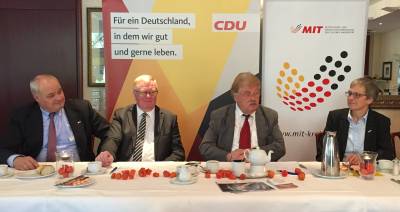 v.l.: Stefan Knoll (Beisitzer MIT), Reinhold Sendker MdB, Elmar Brok MdEP und die MIT-Vorsitzende Susanne Block
