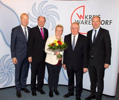  Zum erneuten Gewinn des Direktmandats fr den Bundestag im Wahlkreis 130 (Kreis Warendorf) nahm Reinhold Sendker (2.v.r.) die Glckwnsche seiner Ehefrau Elisabeth, von Landrat Dr. Olaf Gericke (2.v.l.) sowie der beiden Landtagsabgeordneten Henning Rehbaum (l.) und Daniel Hagemeier (1.v.r.) entgegen. -  Zum erneuten Gewinn des Direktmandats für den Bundestag im Wahlkreis 130 (Kreis Warendorf) nahm Reinhold Sendker (2.v.r.) die Glückwünsche seiner Ehefrau Elisabeth, von Landrat Dr. Olaf Gericke (2.v.l.) sowie der beiden Landtagsabgeordneten Henning Rehbaum (l.) und Daniel Hagemeier (1.v.r.) entgegen.