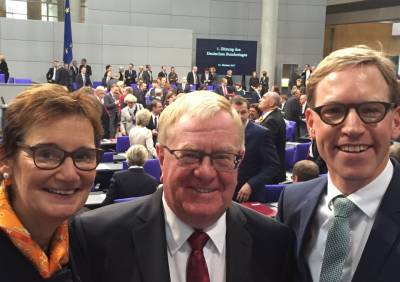 Das Foto zeigt Reinhold Sendker (Mitte) mit seiner Kollegin Sybille Benning (links) aus Mnster und Marc Henrichmann (rechts) aus Coesfeld im Rahmen der konstituierenden Sitzung. - Das Foto zeigt Reinhold Sendker (Mitte) mit seiner Kollegin Sybille Benning (links) aus Münster und Marc Henrichmann (rechts) aus Coesfeld im Rahmen der konstituierenden Sitzung.