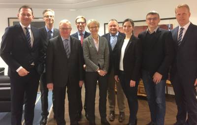 (v.l.) Dietmar Panske MdL, Vizeprsident Dr. Ansgar Scheipers, Reinhold SendkerMdB, Marc Henrichmann MdB, Reg. Prsidentin Dorothee Feller, Josef Hovenjrgen MdL, Heike Wermer MdL, Wilhelm Korth MdL und Henning Rehbaum MdL - (v.l.) Dietmar Panske MdL, Vizepräsident Dr. Ansgar Scheipers, Reinhold SendkerMdB, Marc Henrichmann MdB, Reg. Präsidentin Dorothee Feller, Josef Hovenjürgen MdL, Heike Wermer MdL, Wilhelm Korth MdL und Henning Rehbaum MdL