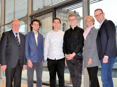 Trafen sich im Reichstag: Reinhold Sendker MdB, Joey in den Hesseln, Florian Averbeck, Florian Schelhase, Anja Karliczek MdB und Jens Spahn MdB (v.l.) - Trafen sich im Reichstag: Reinhold Sendker MdB, Joey in den Hesseln, Florian Averbeck, Florian Schelhase, Anja Karliczek MdB und Jens Spahn MdB (v.l.)