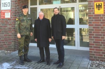 (v.l.) Oberstleutnant Stefan Kribus, Reinhold Sendker MdB und Peter Lehmann. - (v.l.) Oberstleutnant Stefan Kribus, Reinhold Sendker MdB und Peter Lehmann.