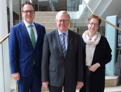 Trafen sich zum Gesprch im Rathaus: (v.l.) Brgermeister Seidel, Reinhold Sendker MdB und die CDU-Vorsitzende Magdalene Wierbrgge. - Trafen sich zum Gespräch im Rathaus: (v.l.) Bürgermeister Seidel, Reinhold Sendker MdB und die CDU-Vorsitzende Magdalene Wierbrügge.