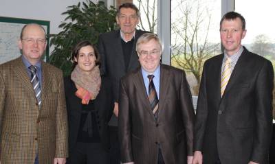 von links: Kreislandwirt Karl Werring, Sibylle Gausing (Bro Reinhold Sendker), Manfred Stelthove (Geschftsfhrer), Reinhold Sendker MdB und Vorsitzender Hermann-Josef Schulze-Zumloh. - von links: Kreislandwirt Karl Werring, Sibylle Gausing (Büro Reinhold Sendker), Manfred Stelthove (Geschäftsführer), Reinhold Sendker MdB und Vorsitzender Hermann-Josef Schulze-Zumloh.