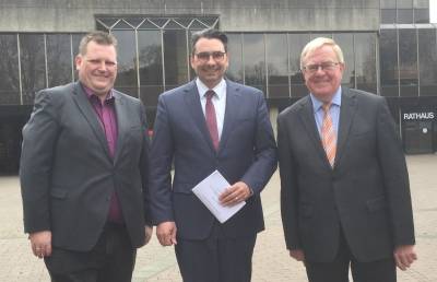 Vor dem Ahlener Rathaus: Kmmerer Dirk Schlebes, Brgermeister Dr. Alexander Berger und Reinhold Sendker MdB - Vor dem Ahlener Rathaus: Kämmerer Dirk Schlebes, Bürgermeister Dr. Alexander Berger und Reinhold Sendker MdB