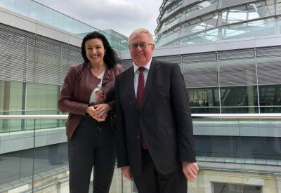 Reinhold Sendker und Dorothee Br auf der Fraktionsebene des Deutschen Bundestages. - Reinhold Sendker und Dorothee Bär auf der Fraktionsebene des Deutschen Bundestages.