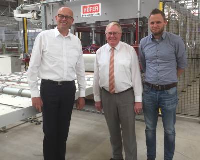 Reinhold Sendker MdB mit dem Geschftsfhrer der LMC Caravan GmbH & Co.KG (links) und Betriebsleiter Timo Ecke - Reinhold Sendker MdB mit dem Geschäftsführer der LMC Caravan GmbH & Co.KG (links) und Betriebsleiter Timo Ecke