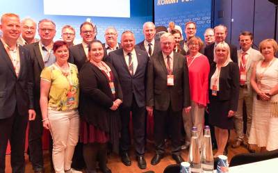 Reinhold Sendker mit den Delegierten aus dem Kreis Warendorf beim Landesparteitag in Bielefeld. - Reinhold Sendker mit den Delegierten aus dem Kreis Warendorf beim Landesparteitag in Bielefeld.