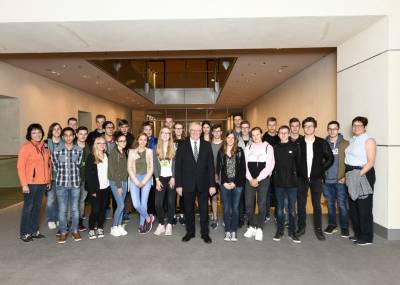 Reinhold Sendker mit den Gsten aus Sassenberg im Reichstag. - Reinhold Sendker mit den Gästen aus Sassenberg im Reichstag.