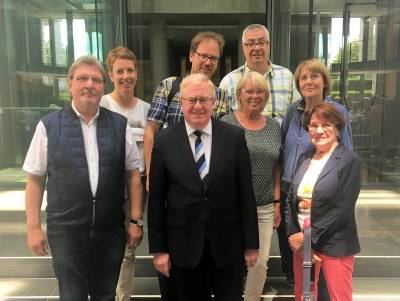 (v.l.) Wilfried Mettelem, Sylvia Reinermann Ulrich Hubert Remke, (hinten), Reinhold Sendker MdB (vorne), Werner Reinermann (hinten) Brigitte Maria Remke, Maria Theresia Mettelem und Elisabeth Schlter. - (v.l.) Wilfried Mettelem, Sylvia Reinermann Ulrich Hubert Remke, (hinten), Reinhold Sendker MdB (vorne), Werner Reinermann (hinten) Brigitte Maria Remke, Maria Theresia Mettelem und Elisabeth Schlüter.