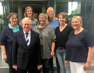 Das Foto wurde im Paul-Lbe-Haus des Deutschen Bundestages aufgenommen. Es zeigt von links: Maria Heuer, Reinhold Sendker MdB, Ina Ohlmeyer, Hildegard Janzen, Ulla Steinhorst, Ulrike Berheide und Barbara Schoppmann. 

 - Das Foto wurde im Paul-Löbe-Haus des Deutschen Bundestages aufgenommen. Es zeigt von links: Maria Heuer, Reinhold Sendker MdB, Ina Ohlmeyer, Hildegard Janzen, Ulla Steinhorst, Ulrike Berheide und Barbara Schoppmann. 

