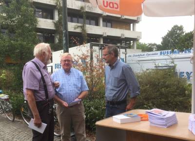 Reinhold Sendker im Gesprch auf dem Telgter Wochenmarkt. - Reinhold Sendker im Gespräch auf dem Telgter Wochenmarkt.