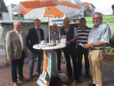 Reinhold Sendker bei seiner Brgersprechstunde auf dem Wochenmarkt. - Reinhold Sendker bei seiner Bürgersprechstunde auf dem Wochenmarkt.