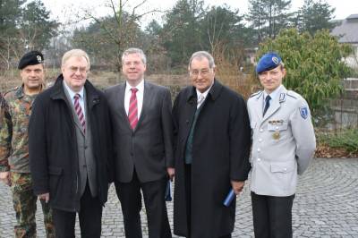 Oberstleutnant Michael Rond (l.) und Dr. Andreas Lison (r.) stellten den Mitgliedern des Bundestages, Reinhold Sendker, Jrgen Hardt und Ernst Reinhard Beck, ein Konzept zur Rundumversorgung von Soldaten nach Auslandseinstzen vor. - Oberstleutnant Michael Rondé (l.) und Dr. Andreas Lison (r.) stellten den Mitgliedern des Bundestages, Reinhold Sendker, Jürgen Hardt und Ernst Reinhard Beck, ein Konzept zur Rundumversorgung von Soldaten nach Auslandseinsätzen vor.