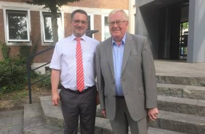 Reinhold Sendker MdB und Brgermeister Axel Linke vor dem Warendorfer Rathaus. - Reinhold Sendker MdB und Bürgermeister Axel Linke vor dem Warendorfer Rathaus.