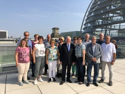 Reinhold Sendker mit seinen Gsten aus dem Kreis Warendorf vor der Reichstagskuppel - Reinhold Sendker mit seinen Gästen aus dem Kreis Warendorf vor der Reichstagskuppel