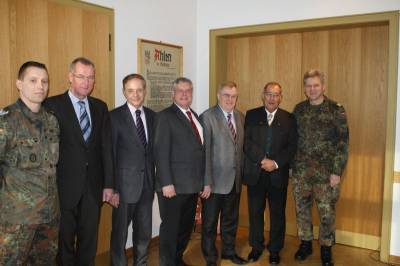 (v. l.) Major Ren Grigat, Brgermeister Benedikt Ruhmller, Jrg van Essen (MdB), Jrgen Hardt (MdB), Reinhold Sendker (MdB), Ernst-Reinhard Beck (MdB) und Admiralarzt Dr. Michael Knabe (Kommandeur Sanittskommando II)