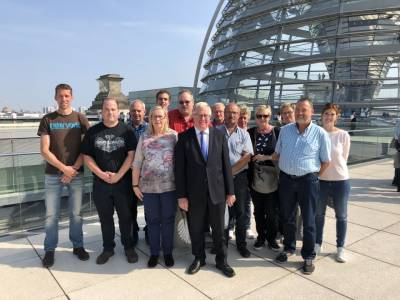 Reinhold Sendker mit den Gästen aus Sassenberg auf dem Dach des Reichstages. - Reinhold Sendker mit den Gästen aus Sassenberg auf dem Dach des Reichstages.