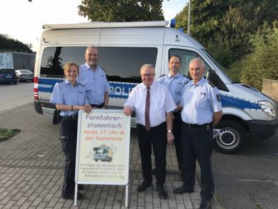 (v.l.) Oberkommissarin Martina Habeck, Hauptkommissar Christoph Becker, Reinhold Sendker MdB, Polizeidirektor Uwe Marquardt und der Leitende Polizeidirektor Rudi Koriath. - (v.l.) Oberkommissarin Martina Habeck, Hauptkommissar Christoph Becker, Reinhold Sendker MdB, Polizeidirektor Uwe Marquardt und der Leitende Polizeidirektor Rudi Koriath.