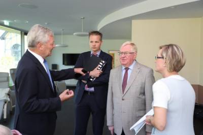 Eindrcke aus der Praxis nahm MdB Reinhold Sendker (2.v.l.) bei seinem Besuch im St. Josef-Stift mit. In der Tagespflege St. Elisabeth erluterten ihm Sabina von Depka Prondzinski, Dr. Ansgar Klemann (l.) und Werner Strotmeier das Konzept. - Eindrücke aus der Praxis nahm MdB Reinhold Sendker (2.v.l.) bei seinem Besuch im St. Josef-Stift mit. In der Tagespflege St. Elisabeth erläuterten ihm Sabina von Depka Prondzinski, Dr. Ansgar Klemann (l.) und Werner Strotmeier das Konzept.