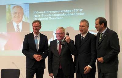 (v.l.): Staatssekretr Dr. Gerhard Schulz, Preistrger Reinhold Sendker MdB, IfKom-Bundesvorsitzende Heinz Leymann und Verbandsratsvorsitzender Lutz Zenker - (v.l.): Staatssekretär Dr. Gerhard Schulz, Preisträger Reinhold Sendker MdB, IfKom-Bundesvorsitzende Heinz Leymann und Verbandsratsvorsitzender Lutz Zenker