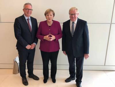 Wichtige Themen fr das heimische Handwerk konnte KH-Hauptgeschftsfhrer Frank Tischner bei seiner Stippvisite in Berlin Bundeskanzlerin Angela Merkel und dem CDU-Bundestagsabgeordneten Reinhold Sendker darlegen. - Wichtige Themen für das heimische Handwerk konnte KH-Hauptgeschäftsführer Frank Tischner bei seiner Stippvisite in Berlin Bundeskanzlerin Angela Merkel und dem CDU-Bundestagsabgeordneten Reinhold Sendker darlegen.