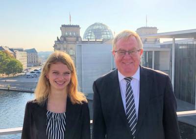 Reinhold Sendker und Maike Holtstiege vor dem Reichstag in Berlin. - Reinhold Sendker und Maike Holtstiege vor dem Reichstag in Berlin.