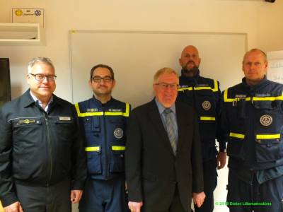 (v.l.): Frank Achterholt (Leiter THW-Regionalstelle Mnster), Markus Freitag (Ortsbeauftragter THW-OV Oelde), Reinhold Sendker (MdB), Thorsten Koch und Klaus Fenselau (beide THW OV Oelde) - (v.l.): Frank Achterholt (Leiter THW-Regionalstelle Münster), Markus Freitag (Ortsbeauftragter THW-OV Oelde), Reinhold Sendker (MdB), Thorsten Koch und Klaus Fenselau (beide THW OV Oelde)