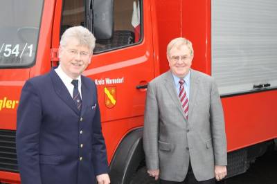 Reinhold Sendker MdB im Gesprch mit Kreisbrandmeister Heinz Nordhoff. - Reinhold Sendker MdB im Gespräch mit Kreisbrandmeister Heinz Nordhoff.