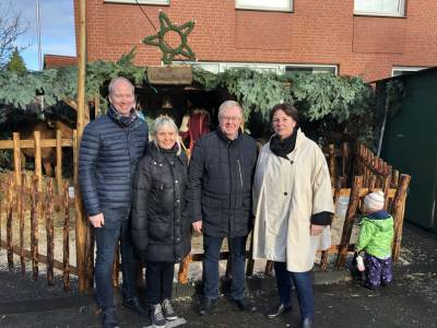 Vor der Krippe mit echten Tieren: (v.l.) Daniel Hagemeier MdL, Gabi Duhme, Reinhold Sendker MdB und Friederike von Hagen-Baaken. - Vor der Krippe mit echten Tieren: (v.l.) Daniel Hagemeier MdL, Gabi Duhme, Reinhold Sendker MdB und Friederike von Hagen-Baaken.