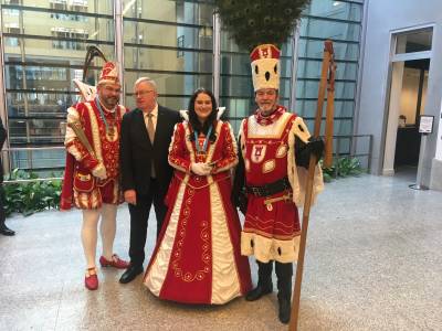 Prinz Markus I, Jungfrau Helene und Bauer Dennis zusammen mit Reinhold Sendker MdB in der Parlamentarischen Gesellschaft des Deutschen Bundestages