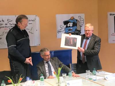 Reinhold Sendker (r.) verabschiedet Polizeihauptkommissar Becker (l.). In der Mitte sitzend: Polizeiprsident Hajo Kuhlisch. - Reinhold Sendker (r.) verabschiedet Polizeihauptkommissar Becker (l.). In der Mitte sitzend: Polizeipräsident Hajo Kuhlisch.