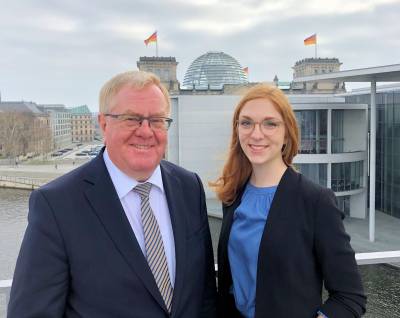 Reinhold Sendker MdB und Lisa Storck auf der sogenannten hheren Beamtenlaufbahn, einer Brcke zwischen dem Marie-Elisabeth-Lders- und dem Paul-Lbe-Haus - Reinhold Sendker MdB und Lisa Storck auf der sogenannten höheren Beamtenlaufbahn, einer Brücke zwischen dem Marie-Elisabeth-Lüders- und dem Paul-Löbe-Haus