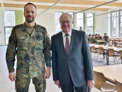 Oberstleutnant Timo Gadow und Reinhold Sendker MdB im fertiggestellten Trio-Gebude. - Oberstleutnant Timo Gadow und Reinhold Sendker MdB im fertiggestellten Trio-Gebäude.