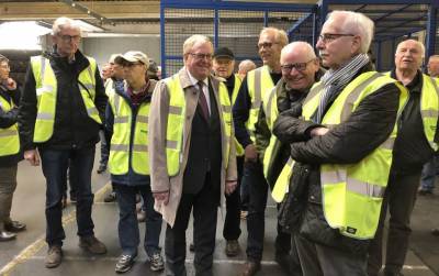 Reinhold Sendker mit Mitgliedern der SU.Beelen bei der Betriebsbesichtigung bei Dingwerth Logistik. - Reinhold Sendker mit Mitgliedern der SU.Beelen bei der Betriebsbesichtigung bei Dingwerth Logistik.